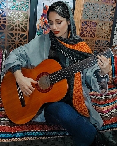 مریم نوروزی گیتار